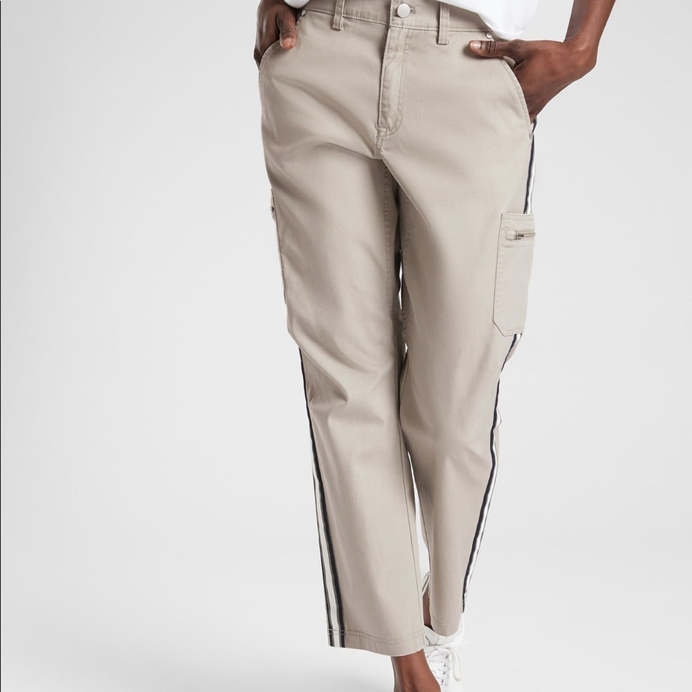 𝅺Athleta Summit Cargo Pants Beige SIZE 4 ladies small